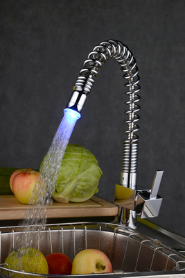 Single Handle Chrome Centerset Pull-out Kitchen Faucet (T0781S) Single Handle Chrome Centerset Pull-out Kitchen Faucet (T0781S)